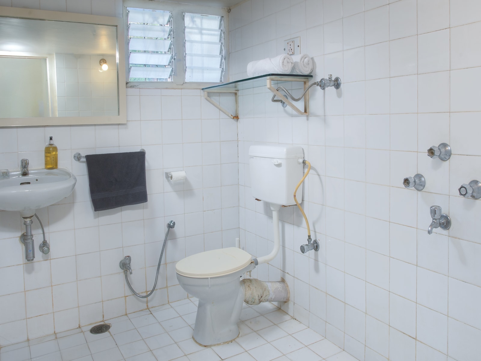 Family Office Suite Bathroom – Modern and Functional